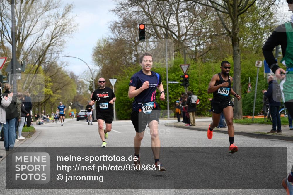 12.04.2026 - 45. Internationalen Wilhelmsburger Insellauf J. Mangold http://msf.ph/oto/9508681 12.04.2026 12:54:12 Ziel 3254, 5788, 3000, 4823, 5743, 4924, 5630, 5858, 3661, 2852, 2085, 5016, 3157, 5283, 3163, 4472, 5478 meine-sportfotos.de