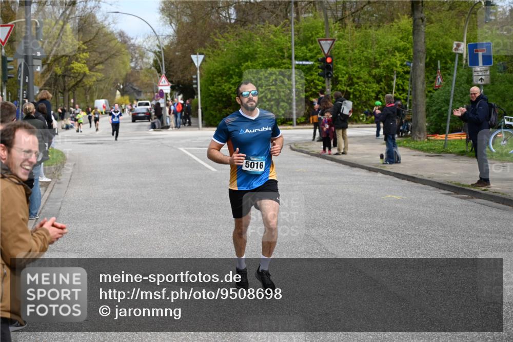12.04.2026 - 45. Internationalen Wilhelmsburger Insellauf J. Mangold http://msf.ph/oto/9508698 12.04.2026 12:54:21 Ziel 3000, 4823, 5743, 4924, 5630, 5858, 3661, 2852, 2085, 5016, 3157, 5283, 3163, 4472, 5478, 5513, 5296 meine-sportfotos.de