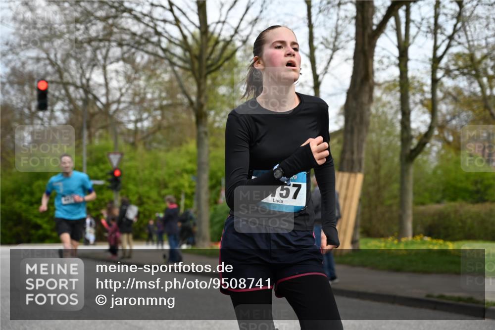 12.04.2026 - 45. Internationalen Wilhelmsburger Insellauf J. Mangold http://msf.ph/oto/9508741 12.04.2026 12:54:41 Ziel 5016, 3157, 5283, 3163, 4472, 5478, 5513, 5513, 5296, 4570, 3302, 2235, 3899, 3300, 5213, 3411, 3411, 4041, 5086, 5087, 4079, 4678, 3177 meine-sportfotos.de