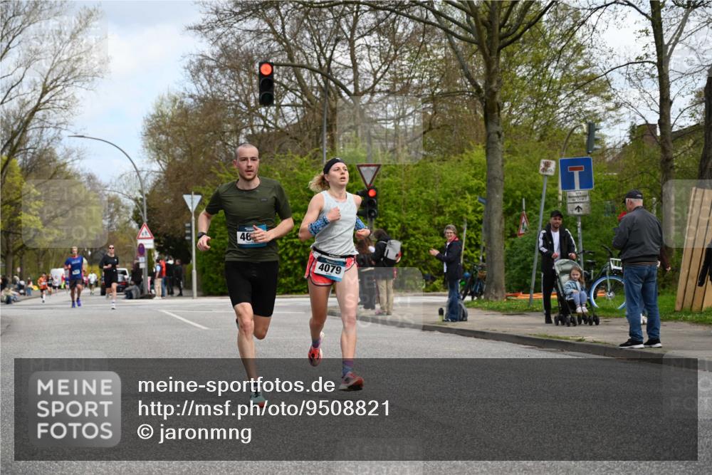 12.04.2026 - 45. Internationalen Wilhelmsburger Insellauf J. Mangold http://msf.ph/oto/9508821 12.04.2026 12:55:08 Ziel 5296, 4570, 3302, 2235, 3899, 3300, 5213, 3411, 4041, 5086, 5087, 4079, 4678, 3177, 5119, 2737, 2820, 5109, 5361, 4811, 4728, 3315, 5463 meine-sportfotos.de