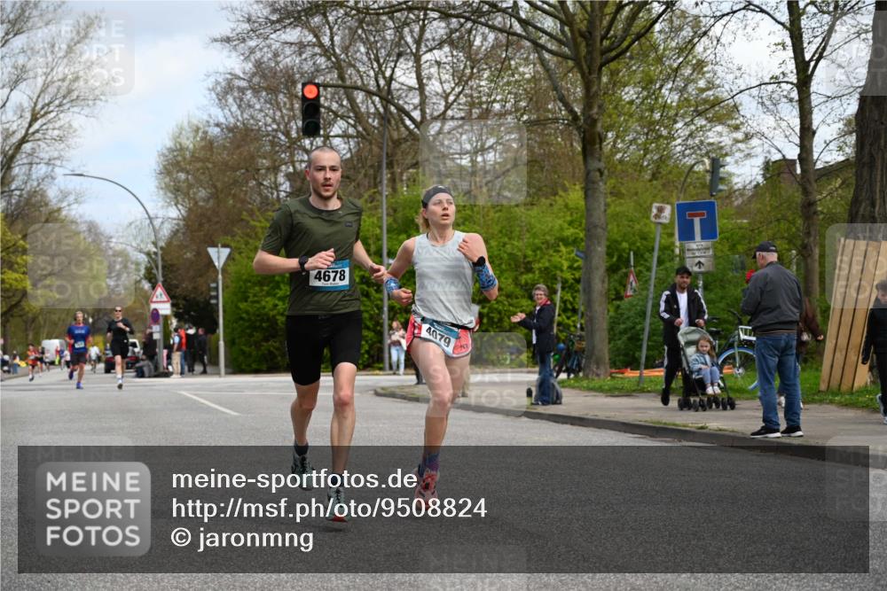 12.04.2026 - 45. Internationalen Wilhelmsburger Insellauf J. Mangold http://msf.ph/oto/9508824 12.04.2026 12:55:08 Ziel 5296, 4570, 3302, 2235, 3899, 3300, 5213, 3411, 4041, 5086, 5087, 4079, 4678, 3177, 5119, 2737, 2820, 5109, 5361, 4811, 4728, 3315, 5463 meine-sportfotos.de
