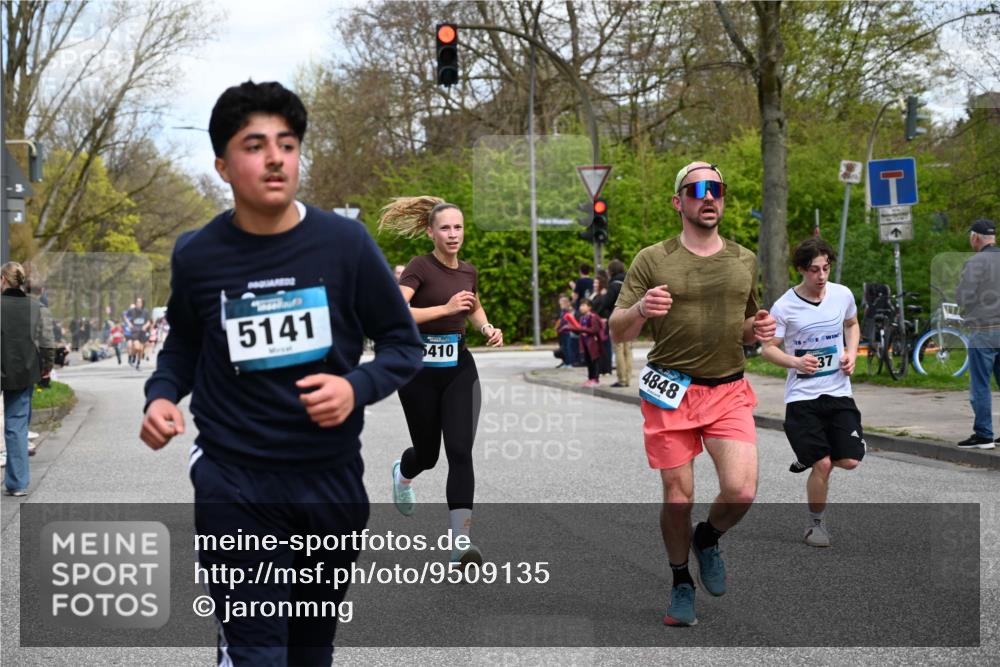 12.04.2026 - 45. Internationalen Wilhelmsburger Insellauf J. Mangold http://msf.ph/oto/9509135 12.04.2026 12:56:33 Ziel 4261, 4933, 5131, 5184, 5446, 4859, 5729, 5134, 3620, 4848, 5410, 4168, 4921, 4922, 4237, 5094, 4835, 5141, 5549, 5163, 5147, 3600, 2491, 3985, 3985, 4598, 3921, 5343, 3867, 5500, 5073, 5189, 3287, 4186, 4375 meine-sportfotos.de