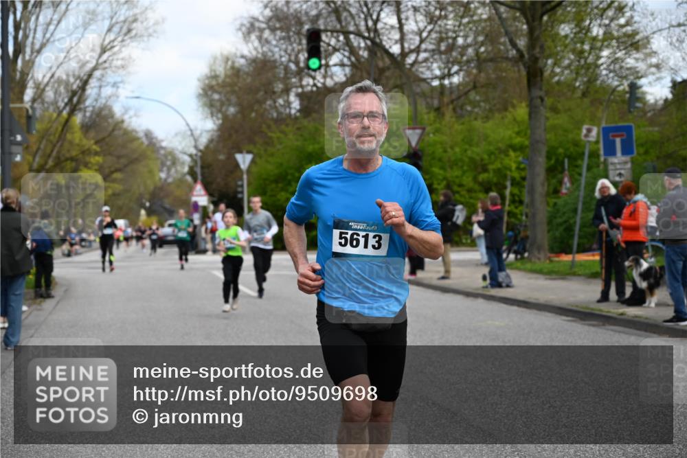 12.04.2026 - 45. Internationalen Wilhelmsburger Insellauf J. Mangold http://msf.ph/oto/9509698 12.04.2026 12:58:18 Ziel 3396, 5228, 5689, 2771, 5687, 2058, 3152, 4535, 5260, 2493, 2550, 3479, 4873, 4344, 3889, 3309, 5613, 3525, 5613, 3525, 5422, 3088, 3255, 5174, 5846, 3286, 3623, 4822, 2015 meine-sportfotos.de