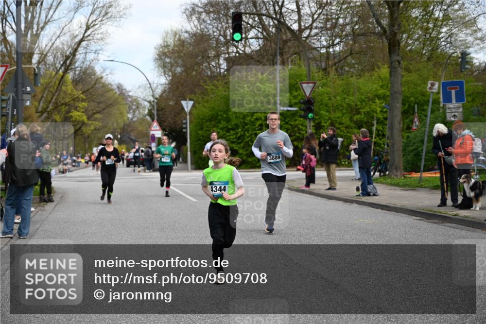 12.04.2026 - 45. Internationalen Wilhelmsburger Insellauf J. Mangold http://msf.ph/oto/9509708 12.04.2026 12:58:21 Ziel 5687, 2058, 3152, 4535, 5260, 2493, 2550, 3479, 4873, 4344, 3889, 3309, 5613, 3525, 5422, 3088, 3255, 5174, 5174, 5846, 3286, 3623, 4822, 2015, 3926 meine-sportfotos.de