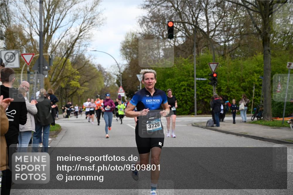 12.04.2026 - 45. Internationalen Wilhelmsburger Insellauf J. Mangold http://msf.ph/oto/9509801 12.04.2026 12:58:42 Ziel 3309, 5613, 3525, 5422, 3088, 3255, 5174, 5846, 3286, 3623, 4822, 2015, 2015, 3926, 3728, 4023, 2009, 4875, 5276, 3017, 5111, 5124, 5644, 5718, 2082, 4741, 5191, 4287, 5219, 2068, 3246, 4035, 5244, 4128, 4565, 5079, 4395 meine-sportfotos.de