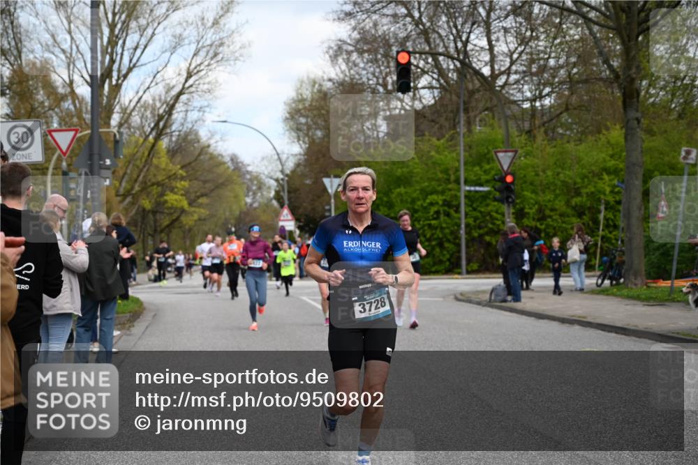 12.04.2026 - 45. Internationalen Wilhelmsburger Insellauf J. Mangold http://msf.ph/oto/9509802 12.04.2026 12:58:42 Ziel 3309, 5613, 3525, 5422, 3088, 3255, 5174, 5846, 3286, 3623, 4822, 2015, 2015, 3926, 3728, 4023, 2009, 4875, 5276, 3017, 5111, 5124, 5644, 5718, 2082, 4741, 5191, 4287, 5219, 2068, 3246, 4035, 5244, 4128, 4565, 5079, 4395 meine-sportfotos.de