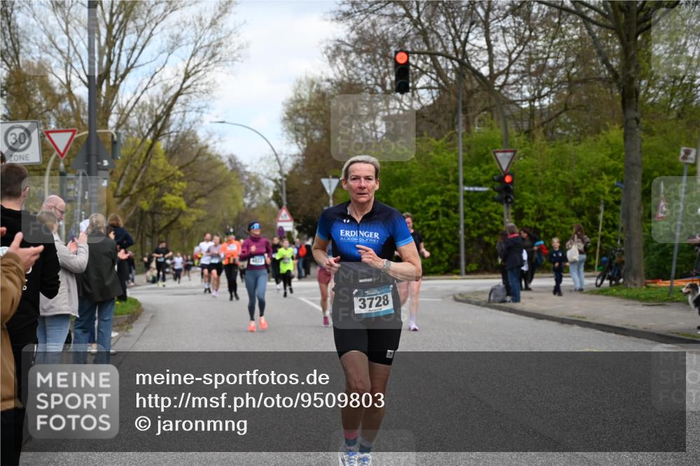 12.04.2026 - 45. Internationalen Wilhelmsburger Insellauf J. Mangold http://msf.ph/oto/9509803 12.04.2026 12:58:42 Ziel 3309, 5613, 3525, 5422, 3088, 3255, 5174, 5846, 3286, 3623, 4822, 2015, 2015, 3926, 3728, 4023, 2009, 4875, 5276, 3017, 5111, 5124, 5644, 5718, 2082, 4741, 5191, 4287, 5219, 2068, 3246, 4035, 5244, 4128, 4565, 5079, 4395 meine-sportfotos.de