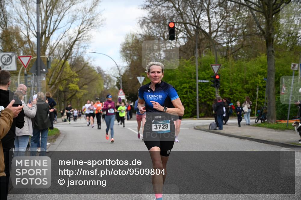 12.04.2026 - 45. Internationalen Wilhelmsburger Insellauf J. Mangold http://msf.ph/oto/9509804 12.04.2026 12:58:42 Ziel 3309, 5613, 3525, 5422, 3088, 3255, 5174, 5846, 3286, 3623, 4822, 2015, 2015, 3926, 3728, 4023, 2009, 4875, 5276, 3017, 5111, 5124, 5644, 5718, 2082, 4741, 5191, 4287, 5219, 2068, 3246, 4035, 5244, 4128, 4565, 5079, 4395 meine-sportfotos.de