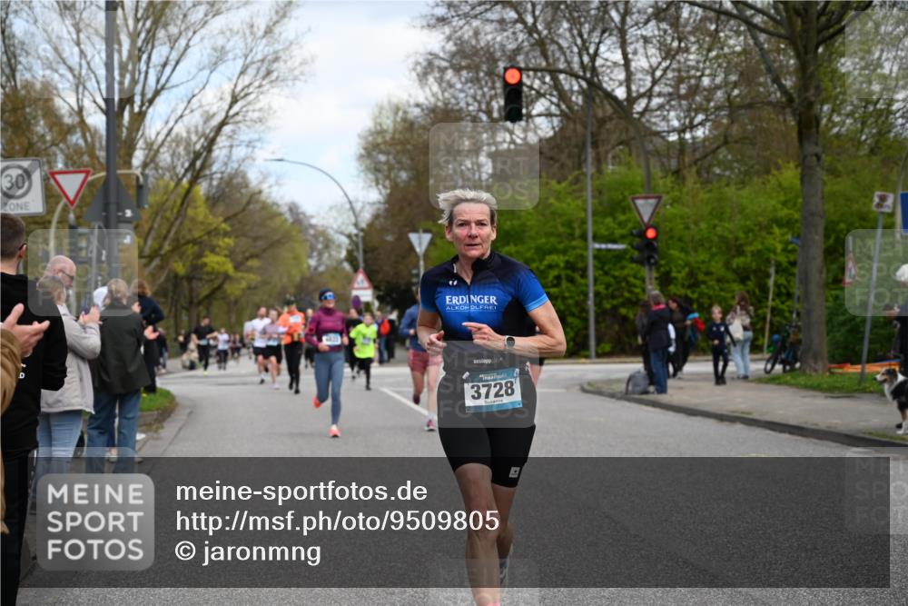 12.04.2026 - 45. Internationalen Wilhelmsburger Insellauf J. Mangold http://msf.ph/oto/9509805 12.04.2026 12:58:42 Ziel 3309, 5613, 3525, 5422, 3088, 3255, 5174, 5846, 3286, 3623, 4822, 2015, 2015, 3926, 3728, 4023, 2009, 4875, 5276, 3017, 5111, 5124, 5644, 5718, 2082, 4741, 5191, 4287, 5219, 2068, 3246, 4035, 5244, 4128, 4565, 5079, 4395 meine-sportfotos.de