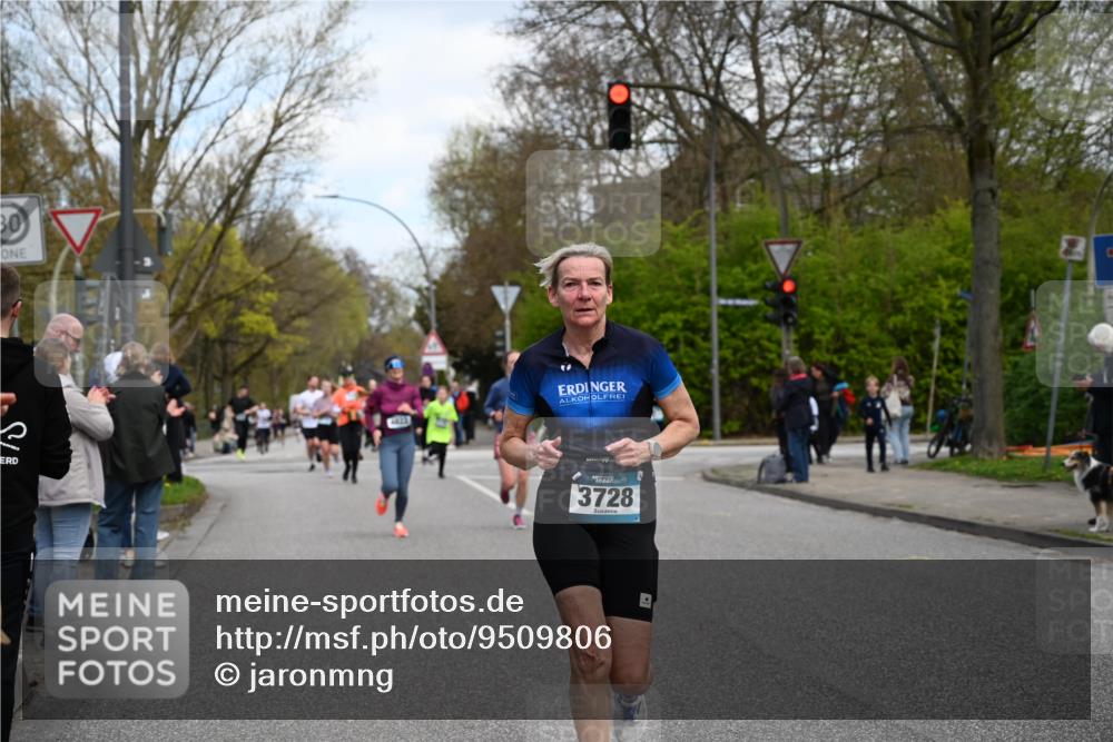 12.04.2026 - 45. Internationalen Wilhelmsburger Insellauf J. Mangold http://msf.ph/oto/9509806 12.04.2026 12:58:42 Ziel 3309, 5613, 3525, 5422, 3088, 3255, 5174, 5846, 3286, 3623, 4822, 2015, 2015, 3926, 3728, 4023, 2009, 4875, 5276, 3017, 5111, 5124, 5644, 5718, 2082, 4741, 5191, 4287, 5219, 2068, 3246, 4035, 5244, 4128, 4565, 5079, 4395 meine-sportfotos.de