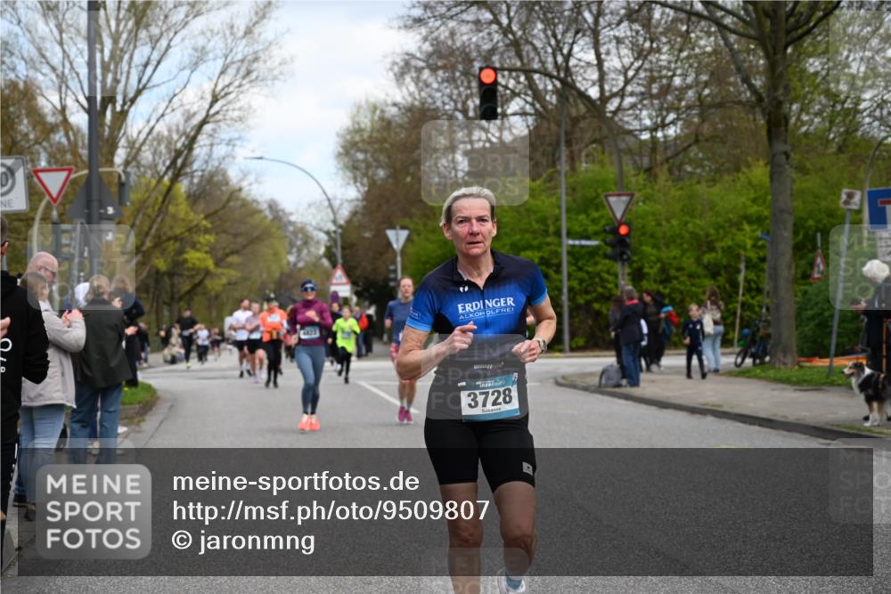 12.04.2026 - 45. Internationalen Wilhelmsburger Insellauf J. Mangold http://msf.ph/oto/9509807 12.04.2026 12:58:42 Ziel 3309, 5613, 3525, 5422, 3088, 3255, 5174, 5846, 3286, 3623, 4822, 2015, 2015, 3926, 3728, 4023, 2009, 4875, 5276, 3017, 5111, 5124, 5644, 5718, 2082, 4741, 5191, 4287, 5219, 2068, 3246, 4035, 5244, 4128, 4565, 5079, 4395 meine-sportfotos.de