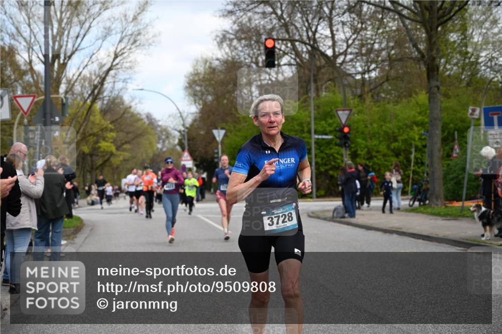 12.04.2026 - 45. Internationalen Wilhelmsburger Insellauf J. Mangold http://msf.ph/oto/9509808 12.04.2026 12:58:42 Ziel 3309, 5613, 3525, 5422, 3088, 3255, 5174, 5846, 3286, 3623, 4822, 2015, 2015, 3926, 3728, 4023, 2009, 4875, 5276, 3017, 5111, 5124, 5644, 5718, 2082, 4741, 5191, 4287, 5219, 2068, 3246, 4035, 5244, 4128, 4565, 5079, 4395 meine-sportfotos.de