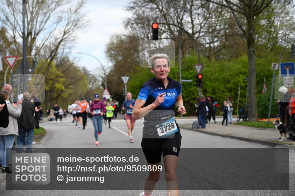 12.04.2026 - 45. Internationalen Wilhelmsburger Insellauf J. Mangold http://msf.ph/oto/9509809 12.04.2026 12:58:42 Ziel 3309, 5613, 3525, 5422, 3088, 3255, 5174, 5846, 3286, 3623, 4822, 2015, 2015, 3926, 3728, 4023, 2009, 4875, 5276, 3017, 5111, 5124, 5644, 5718, 2082, 4741, 5191, 4287, 5219, 2068, 3246, 4035, 5244, 4128, 4565, 5079, 4395 meine-sportfotos.de