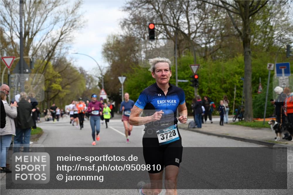 12.04.2026 - 45. Internationalen Wilhelmsburger Insellauf J. Mangold http://msf.ph/oto/9509810 12.04.2026 12:58:42 Ziel 3309, 5613, 3525, 5422, 3088, 3255, 5174, 5846, 3286, 3623, 4822, 2015, 2015, 3926, 3728, 4023, 2009, 4875, 5276, 3017, 5111, 5124, 5644, 5718, 2082, 4741, 5191, 4287, 5219, 2068, 3246, 4035, 5244, 4128, 4565, 5079, 4395 meine-sportfotos.de