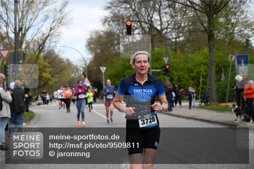 12.04.2026 - 45. Internationalen Wilhelmsburger Insellauf J. Mangold http://msf.ph/oto/9509811 12.04.2026 12:58:42 Ziel 3309, 5613, 3525, 5422, 3088, 3255, 5174, 5846, 3286, 3623, 4822, 2015, 2015, 3926, 3728, 4023, 2009, 4875, 5276, 3017, 5111, 5124, 5644, 5718, 2082, 4741, 5191, 4287, 5219, 2068, 3246, 4035, 5244, 4128, 4565, 5079, 4395 meine-sportfotos.de