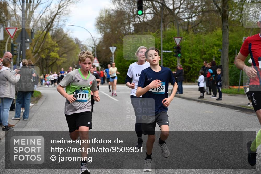 12.04.2026 - 45. Internationalen Wilhelmsburger Insellauf J. Mangold http://msf.ph/oto/9509951 12.04.2026 12:59:03 Ziel 4822, 2015, 3926, 3728, 4023, 2009, 4875, 5276, 3017, 5111, 5124, 5644, 5718, 2082, 4741, 5191, 4287, 5219, 2068, 3246, 4035, 5244, 4128, 4565, 5079, 5079, 4395, 4187, 5067, 2069, 4761, 5179, 3192, 5635, 4917, 4171, 4170, 4171, 4170, 5011, 4781, 4872, 4581, 5338, 5339, 2006, 4096, 5081 meine-sportfotos.de