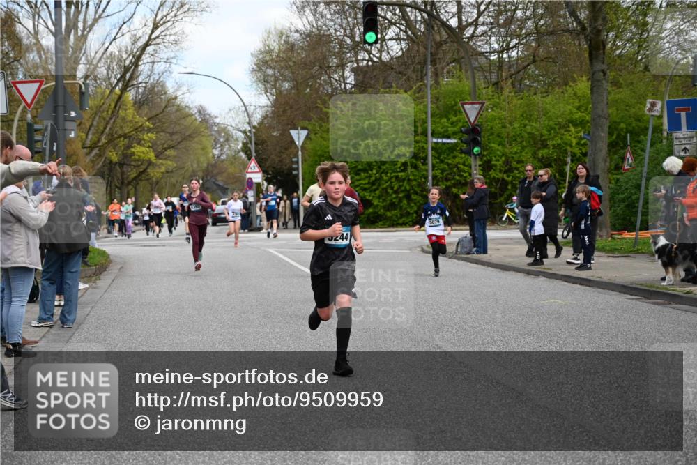 12.04.2026 - 45. Internationalen Wilhelmsburger Insellauf J. Mangold http://msf.ph/oto/9509959 12.04.2026 12:59:05 Ziel 2015, 3926, 3728, 4023, 2009, 4875, 5276, 3017, 5111, 5124, 5644, 5718, 2082, 4741, 5191, 4287, 5219, 2068, 3246, 4035, 5244, 4128, 4565, 5079, 4395, 4395, 4187, 5067, 2069, 4761, 5179, 3192, 5635, 4917, 4171, 4170, 5011, 4781, 4872, 4581, 5338, 5339, 2006, 4096, 5081, 4623 meine-sportfotos.de
