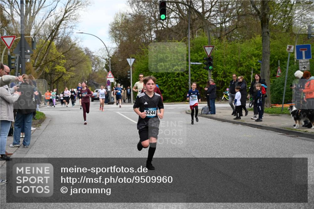 12.04.2026 - 45. Internationalen Wilhelmsburger Insellauf J. Mangold http://msf.ph/oto/9509960 12.04.2026 12:59:05 Ziel 2015, 3926, 3728, 4023, 2009, 4875, 5276, 3017, 5111, 5124, 5644, 5718, 2082, 4741, 5191, 4287, 5219, 2068, 3246, 4035, 5244, 4128, 4565, 5079, 4395, 4395, 4187, 5067, 2069, 4761, 5179, 3192, 5635, 4917, 4171, 4170, 5011, 4781, 4872, 4581, 5338, 5339, 2006, 4096, 5081, 4623 meine-sportfotos.de