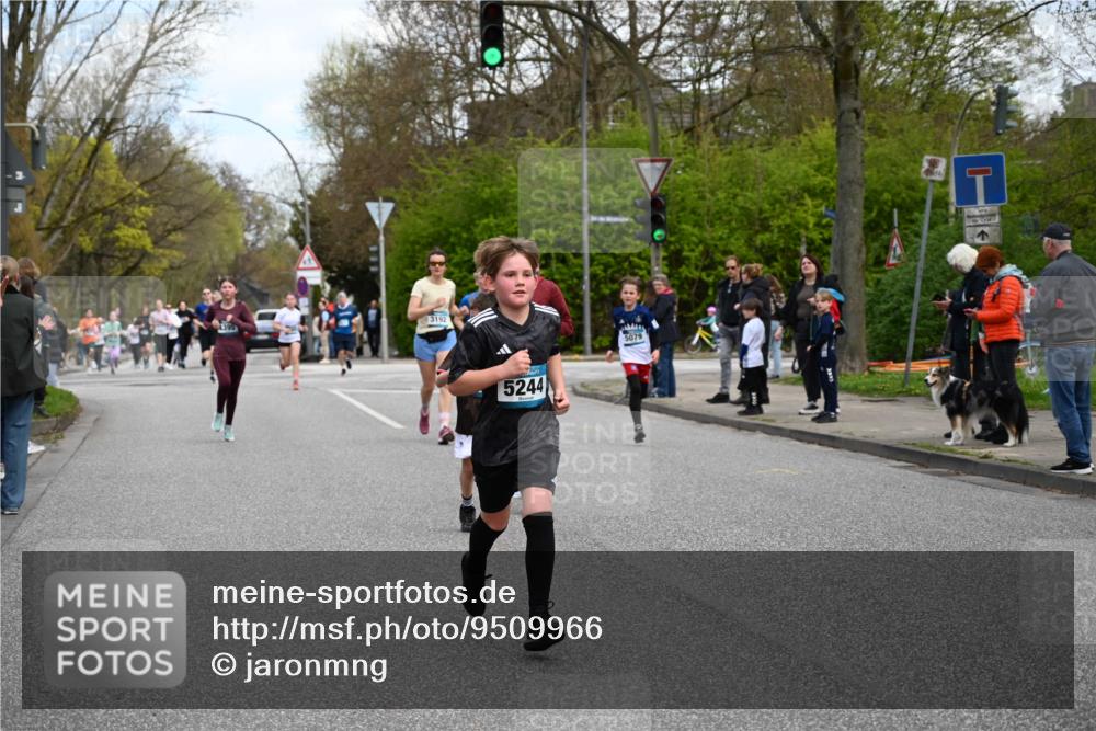12.04.2026 - 45. Internationalen Wilhelmsburger Insellauf J. Mangold http://msf.ph/oto/9509966 12.04.2026 12:59:05 Ziel 2015, 3926, 3728, 4023, 2009, 4875, 5276, 3017, 5111, 5124, 5644, 5718, 2082, 4741, 5191, 4287, 5219, 2068, 3246, 4035, 5244, 4128, 4565, 5079, 4395, 4395, 4187, 5067, 2069, 4761, 5179, 3192, 5635, 4917, 4171, 4170, 5011, 4781, 4872, 4581, 5338, 5339, 2006, 4096, 5081, 4623 meine-sportfotos.de