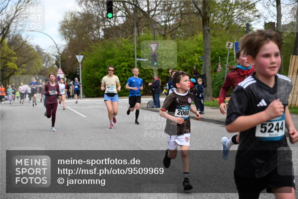 12.04.2026 - 45. Internationalen Wilhelmsburger Insellauf J. Mangold http://msf.ph/oto/9509969 12.04.2026 12:59:07 Ziel 2015, 3926, 3728, 4023, 2009, 4875, 5276, 3017, 5111, 5124, 5644, 5718, 2082, 4741, 5191, 4287, 5219, 2068, 3246, 4035, 5244, 4128, 4565, 5079, 4395, 4187, 4187, 5067, 2069, 4761, 5179, 3192, 5635, 4917, 4171, 4170, 5011, 4781, 4872, 4581, 5338, 5339, 2006, 4096, 5081, 4623, 4620 meine-sportfotos.de