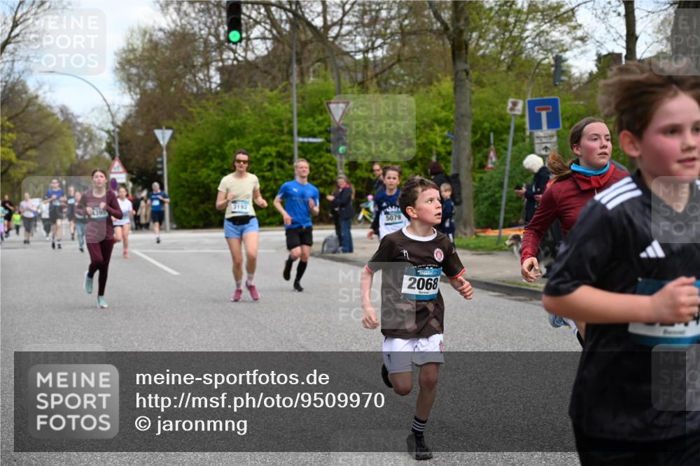 12.04.2026 - 45. Internationalen Wilhelmsburger Insellauf J. Mangold http://msf.ph/oto/9509970 12.04.2026 12:59:07 Ziel 2015, 3926, 3728, 4023, 2009, 4875, 5276, 3017, 5111, 5124, 5644, 5718, 2082, 4741, 5191, 4287, 5219, 2068, 3246, 4035, 5244, 4128, 4565, 5079, 4395, 4187, 4187, 5067, 2069, 4761, 5179, 3192, 5635, 4917, 4171, 4170, 5011, 4781, 4872, 4581, 5338, 5339, 2006, 4096, 5081, 4623, 4620 meine-sportfotos.de