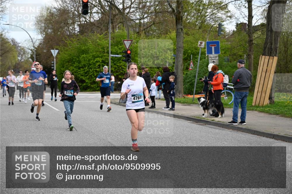 12.04.2026 - 45. Internationalen Wilhelmsburger Insellauf J. Mangold http://msf.ph/oto/9509995 12.04.2026 12:59:12 Ziel 3728, 4023, 2009, 4875, 5276, 3017, 5111, 5124, 5644, 5718, 2082, 4741, 5191, 4287, 5219, 2068, 3246, 4035, 5244, 4128, 4565, 5079, 4395, 4187, 5067, 2069, 4761, 5179, 3192, 5635, 4917, 4171, 4170, 5011, 4781, 4872, 4581, 5338, 5339, 2006, 4096, 5081, 4623, 4620, 3999, 5183, 5863 meine-sportfotos.de