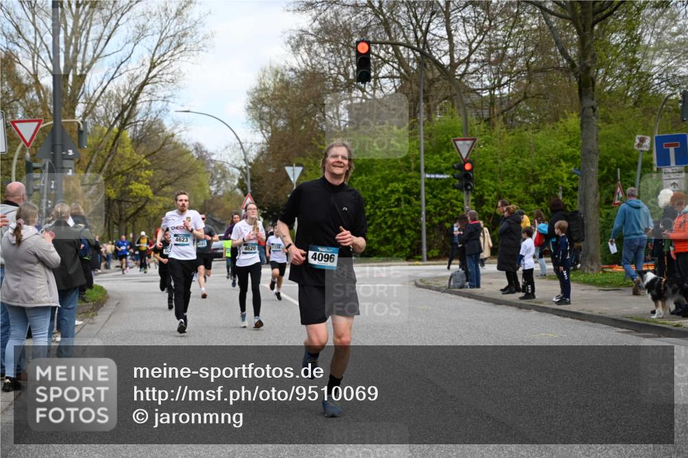 12.04.2026 - 45. Internationalen Wilhelmsburger Insellauf J. Mangold http://msf.ph/oto/9510069 12.04.2026 12:59:24 Ziel 5244, 4128, 4565, 5079, 4395, 4187, 5067, 2069, 4761, 5179, 3192, 5635, 4917, 4171, 4170, 5011, 4781, 4872, 4581, 5338, 5339, 2006, 4096, 5081, 4623, 4620, 3999, 5183, 5863, 5863, 5550, 5074, 5467, 3972, 2984, 2063, 2735, 5657, 4782, 2117 meine-sportfotos.de