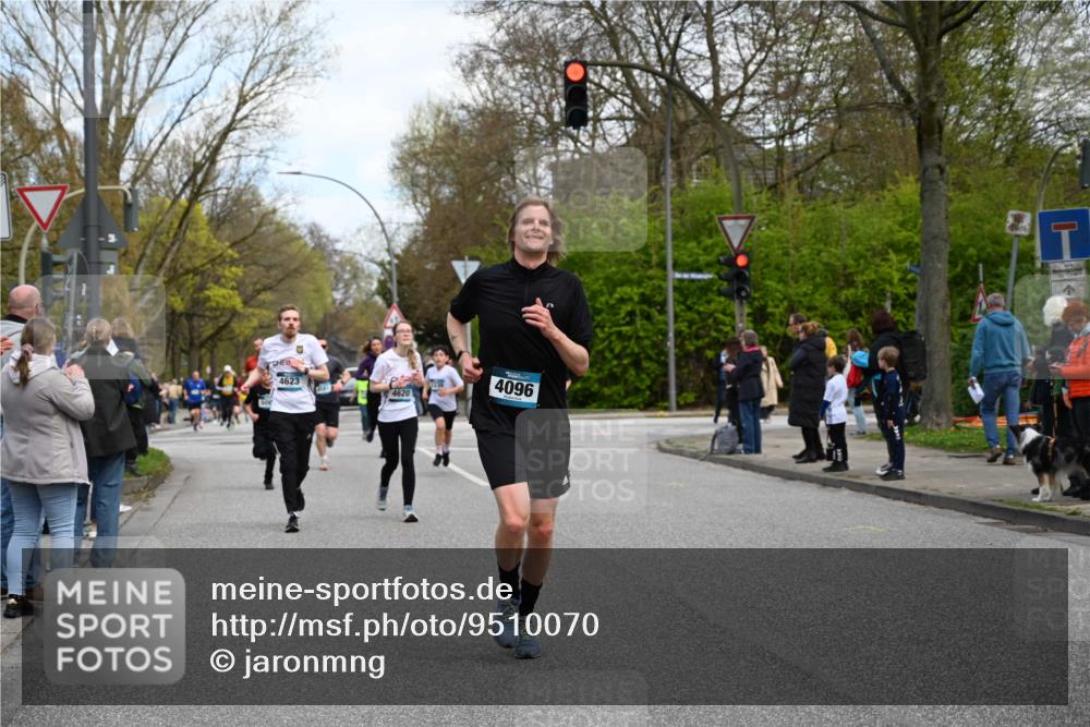 12.04.2026 - 45. Internationalen Wilhelmsburger Insellauf J. Mangold http://msf.ph/oto/9510070 12.04.2026 12:59:24 Ziel 5244, 4128, 4565, 5079, 4395, 4187, 5067, 2069, 4761, 5179, 3192, 5635, 4917, 4171, 4170, 5011, 4781, 4872, 4581, 5338, 5339, 2006, 4096, 5081, 4623, 4620, 3999, 5183, 5863, 5863, 5550, 5074, 5467, 3972, 2984, 2063, 2735, 5657, 4782, 2117 meine-sportfotos.de