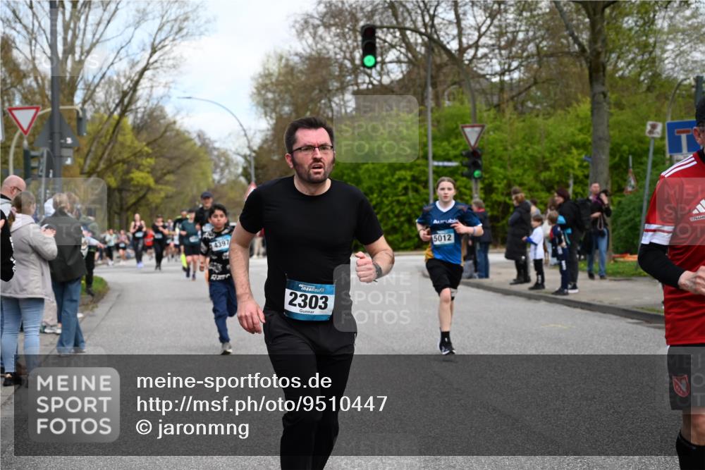 12.04.2026 - 45. Internationalen Wilhelmsburger Insellauf J. Mangold http://msf.ph/oto/9510447 12.04.2026 13:00:31 Ziel 5610, 5083, 4410, 3378, 5012, 2303, 4997, 4397, 5854, 5737, 5412, 4826, 3136, 4098, 4468, 2964, 5311, 4707, 4696, 5777, 3166, 4702, 3166, 4702, 4407, 4827, 4622, 5799, 4537, 4538, 4830, 4354, 4772, 4355, 5106, 4332 meine-sportfotos.de