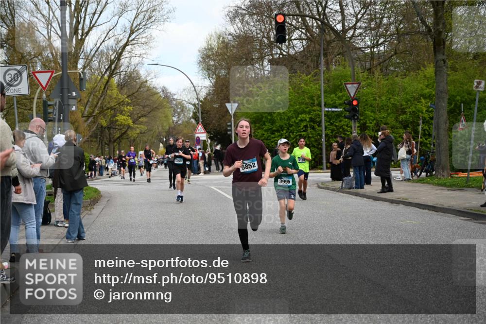 12.04.2026 - 45. Internationalen Wilhelmsburger Insellauf J. Mangold http://msf.ph/oto/9510898 12.04.2026 13:01:34 Ziel 4778, 5692, 4644, 4925, 5351, 5140, 4965, 3154, 4754, 4890, 4888, 4889, 5349, 3726, 5679, 5472, 5807, 5782, 4666, 5781, 5796, 2675, 2736, 3995, 3995, 5188, 5852, 3626, 5409, 5059, 2083, 5176, 4423, 2185, 5100, 4422, 2733, 4433, 2738 meine-sportfotos.de