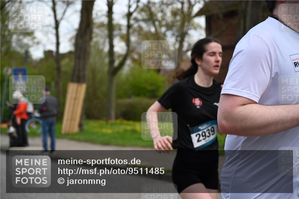 12.04.2026 - 45. Internationalen Wilhelmsburger Insellauf J. Mangold http://msf.ph/oto/9511485 12.04.2026 13:03:04 Ziel 5077, 5151, 4805, 4797, 4123, 4650, 5162, 4816, 3454, 3062, 4523, 2704, 4413, 5428, 2938, 5116, 4267, 2939, 5138, 3489, 5683, 5436, 3313, 5470, 4743, 4323, 3962, 3652, 2642, 4780, 5063, 2508, 2508, 5200, 5208, 4842, 2287, 4843, 4526, 5475, 2007, 3523, 4217, 5433, 5430, 5105, 2580, 2412, 5448, 5150 meine-sportfotos.de