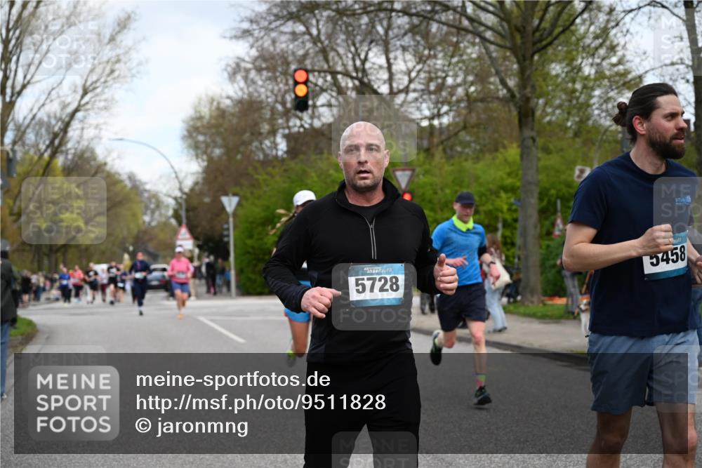 12.04.2026 - 45. Internationalen Wilhelmsburger Insellauf J. Mangold http://msf.ph/oto/9511828 12.04.2026 13:04:10 Ziel 2715, 4260, 3034, 5469, 2128, 5667, 2089, 3870, 5193, 2307, 5257, 4647, 5565, 4600, 5474, 4653, 5420, 5599, 5620, 4951, 4115, 4351, 4125, 5248, 5064, 4048, 5423, 5066, 5458, 5728, 5724, 2798, 5088, 5864, 3964, 2891, 4314, 5096, 5808, 5477 meine-sportfotos.de