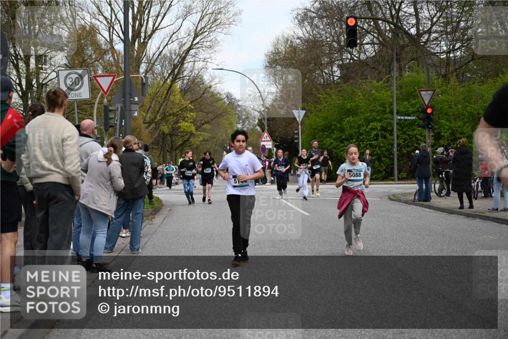 12.04.2026 - 45. Internationalen Wilhelmsburger Insellauf J. Mangold http://msf.ph/oto/9511894 12.04.2026 13:04:31 Ziel 4351, 4125, 5248, 5064, 4048, 5423, 5066, 5458, 5728, 5724, 2798, 5088, 5864, 3964, 2891, 4314, 5096, 5808, 5477, 3068, 5144, 5002, 5427, 5427, 4610, 5128, 5098, 5235, 5234, 5504, 2139, 3001, 2443, 5862, 5110, 4892 meine-sportfotos.de