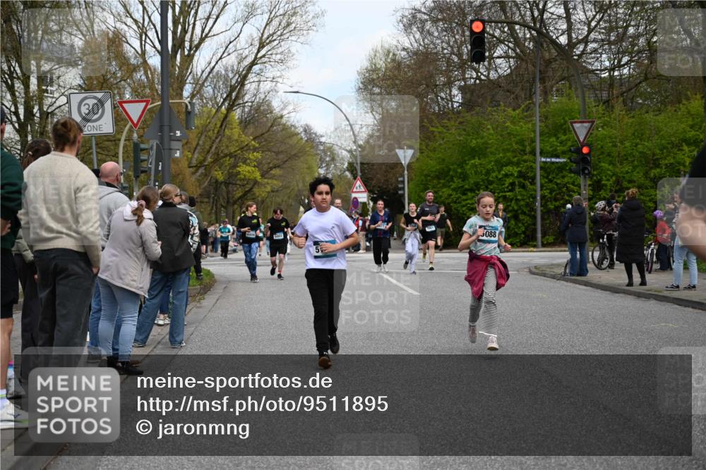 12.04.2026 - 45. Internationalen Wilhelmsburger Insellauf J. Mangold http://msf.ph/oto/9511895 12.04.2026 13:04:31 Ziel 4351, 4125, 5248, 5064, 4048, 5423, 5066, 5458, 5728, 5724, 2798, 5088, 5864, 3964, 2891, 4314, 5096, 5808, 5477, 3068, 5144, 5002, 5427, 5427, 4610, 5128, 5098, 5235, 5234, 5504, 2139, 3001, 2443, 5862, 5110, 4892 meine-sportfotos.de