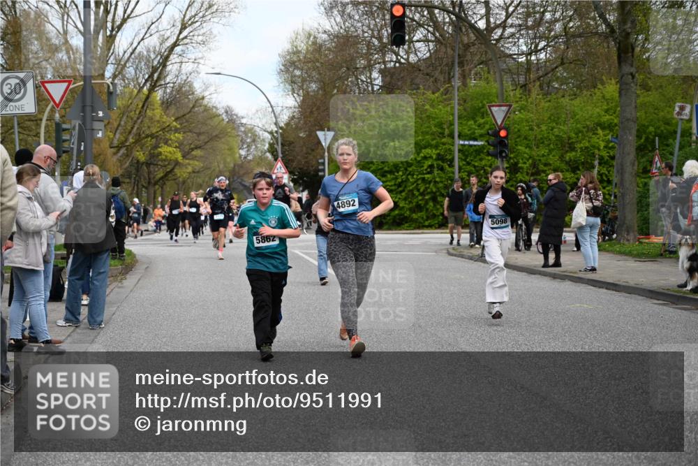 12.04.2026 - 45. Internationalen Wilhelmsburger Insellauf J. Mangold http://msf.ph/oto/9511991 12.04.2026 13:04:47 Ziel 5724, 2798, 5088, 5864, 3964, 2891, 4314, 5096, 5808, 5477, 3068, 5144, 5002, 5427, 4610, 5128, 5098, 5235, 5234, 5504, 2139, 3001, 2443, 5862, 5110, 4892, 5752, 3817, 5580, 2433, 5102, 5295, 3025, 3030, 5476, 4105, 3934 meine-sportfotos.de