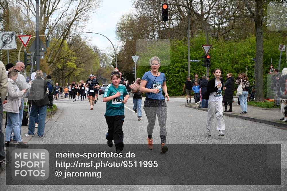 12.04.2026 - 45. Internationalen Wilhelmsburger Insellauf J. Mangold http://msf.ph/oto/9511995 12.04.2026 13:04:48 Ziel 5724, 2798, 5088, 5864, 3964, 2891, 4314, 5096, 5808, 5477, 3068, 5144, 5002, 5427, 4610, 5128, 5098, 5235, 5234, 5504, 2139, 3001, 2443, 5862, 5110, 4892, 5752, 3817, 5580, 2433, 5102, 5295, 3025, 3030, 5476, 4105, 3934 meine-sportfotos.de