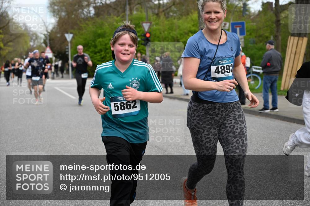12.04.2026 - 45. Internationalen Wilhelmsburger Insellauf J. Mangold http://msf.ph/oto/9512005 12.04.2026 13:04:50 Ziel 5088, 5864, 3964, 2891, 4314, 5096, 5808, 5477, 3068, 5144, 5002, 5427, 4610, 5128, 5098, 5235, 5234, 5504, 2139, 5504, 2139, 3001, 2443, 5862, 5110, 4892, 5752, 3817, 5580, 2433, 5102, 5295, 3025, 3030, 5476, 4105, 3934 meine-sportfotos.de