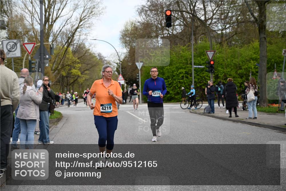 12.04.2026 - 45. Internationalen Wilhelmsburger Insellauf J. Mangold http://msf.ph/oto/9512165 12.04.2026 13:05:16 Ziel 3001, 2443, 5862, 5110, 4892, 5752, 3817, 5580, 2433, 5102, 5295, 3025, 3030, 5476, 4105, 3934, 5597, 5249, 5263, 5263, 5414, 4126, 3782, 3164, 4452, 4775, 5486, 4619, 3316, 3316, 4219, 5848 meine-sportfotos.de