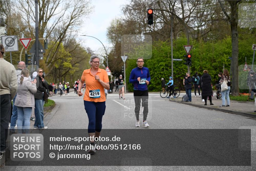 12.04.2026 - 45. Internationalen Wilhelmsburger Insellauf J. Mangold http://msf.ph/oto/9512166 12.04.2026 13:05:16 Ziel 3001, 2443, 5862, 5110, 4892, 5752, 3817, 5580, 2433, 5102, 5295, 3025, 3030, 5476, 4105, 3934, 5597, 5249, 5263, 5263, 5414, 4126, 3782, 3164, 4452, 4775, 5486, 4619, 3316, 3316, 4219, 5848 meine-sportfotos.de