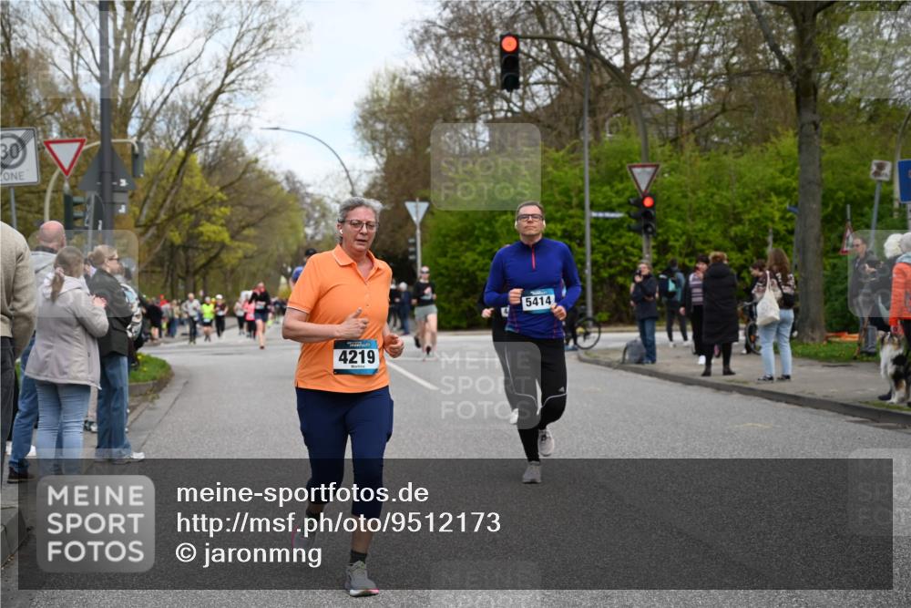 12.04.2026 - 45. Internationalen Wilhelmsburger Insellauf J. Mangold http://msf.ph/oto/9512173 12.04.2026 13:05:16 Ziel 3001, 2443, 5862, 5110, 4892, 5752, 3817, 5580, 2433, 5102, 5295, 3025, 3030, 5476, 4105, 3934, 5597, 5249, 5263, 5263, 5414, 4126, 3782, 3164, 4452, 4775, 5486, 4619, 3316, 3316, 4219, 5848 meine-sportfotos.de