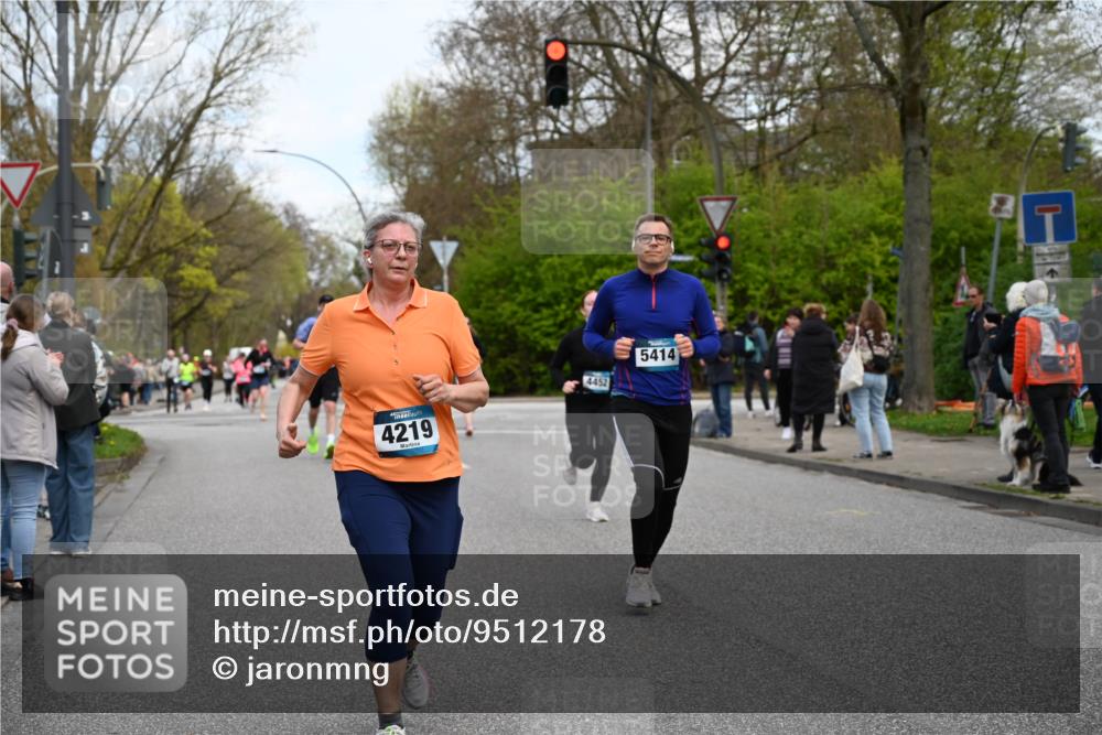 12.04.2026 - 45. Internationalen Wilhelmsburger Insellauf J. Mangold http://msf.ph/oto/9512178 12.04.2026 13:05:17 Ziel 5862, 5110, 4892, 5752, 3817, 5580, 2433, 5102, 5295, 3025, 3030, 5476, 4105, 3934, 5597, 5249, 5263, 5414, 5414, 4126, 3782, 3164, 4452, 4775, 5486, 4619, 3316, 4219, 5848, 2922 meine-sportfotos.de
