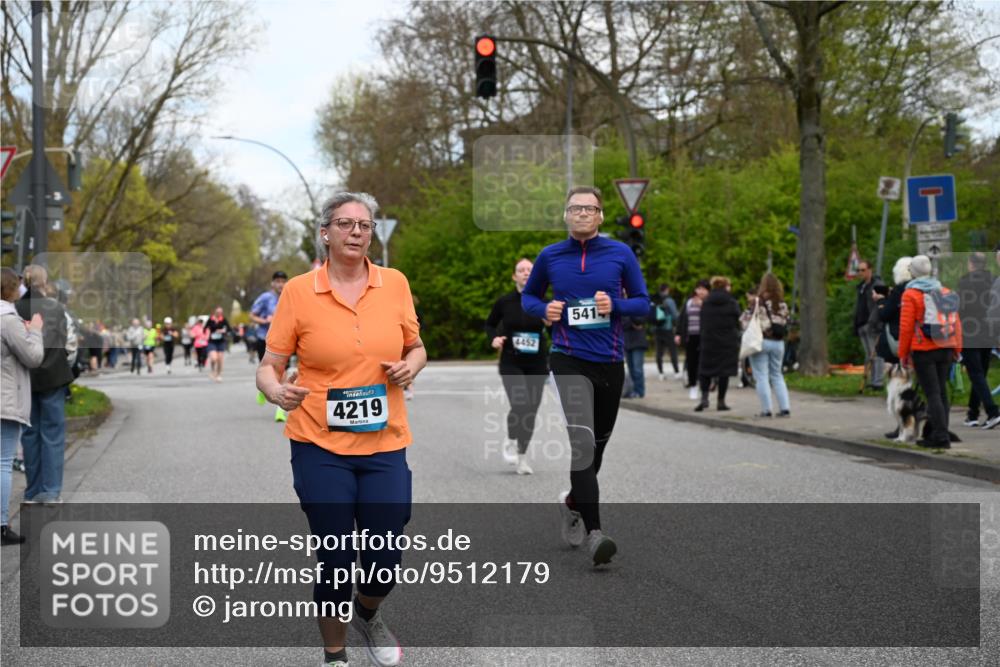 12.04.2026 - 45. Internationalen Wilhelmsburger Insellauf J. Mangold http://msf.ph/oto/9512179 12.04.2026 13:05:17 Ziel 5862, 5110, 4892, 5752, 3817, 5580, 2433, 5102, 5295, 3025, 3030, 5476, 4105, 3934, 5597, 5249, 5263, 5414, 5414, 4126, 3782, 3164, 4452, 4775, 5486, 4619, 3316, 4219, 5848, 2922 meine-sportfotos.de