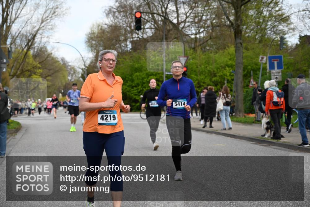 12.04.2026 - 45. Internationalen Wilhelmsburger Insellauf J. Mangold http://msf.ph/oto/9512181 12.04.2026 13:05:17 Ziel 5862, 5110, 4892, 5752, 3817, 5580, 2433, 5102, 5295, 3025, 3030, 5476, 4105, 3934, 5597, 5249, 5263, 5414, 5414, 4126, 3782, 3164, 4452, 4775, 5486, 4619, 3316, 4219, 5848, 2922 meine-sportfotos.de