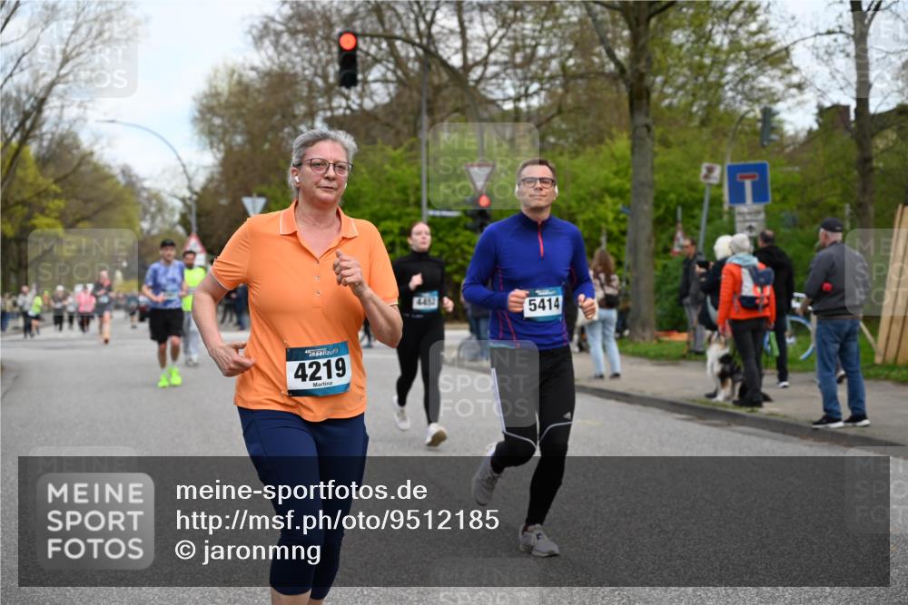 12.04.2026 - 45. Internationalen Wilhelmsburger Insellauf J. Mangold http://msf.ph/oto/9512185 12.04.2026 13:05:17 Ziel 5862, 5110, 4892, 5752, 3817, 5580, 2433, 5102, 5295, 3025, 3030, 5476, 4105, 3934, 5597, 5249, 5263, 5414, 5414, 4126, 3782, 3164, 4452, 4775, 5486, 4619, 3316, 4219, 5848, 2922 meine-sportfotos.de