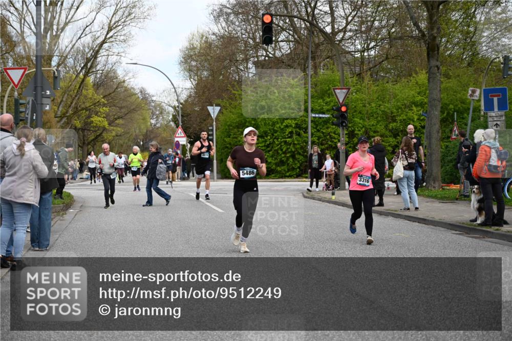 12.04.2026 - 45. Internationalen Wilhelmsburger Insellauf J. Mangold http://msf.ph/oto/9512249 12.04.2026 13:05:29 Ziel 2433, 5102, 5295, 3025, 3030, 5476, 4105, 3934, 5597, 5249, 5263, 5414, 4126, 3782, 3164, 4452, 4775, 5486, 4619, 3316, 4219, 5848, 2922, 2922, 3032, 4391, 5323, 4432, 4236, 5677 meine-sportfotos.de