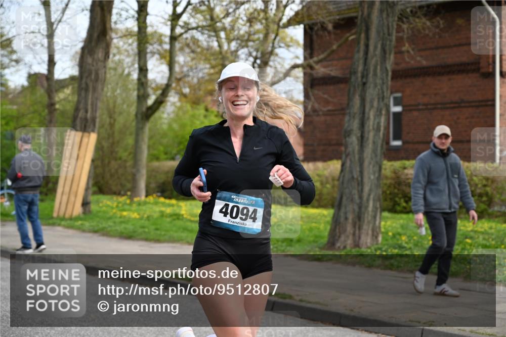 12.04.2026 - 45. Internationalen Wilhelmsburger Insellauf J. Mangold http://msf.ph/oto/9512807 12.04.2026 13:07:05 Ziel 3292, 5510, 4885, 4514, 4138, 4764, 4665, 5713, 5194, 5069, 5076, 4723, 4724, 2943, 4722, 5202, 4094, 3672, 5497, 5499, 5461, 3242, 5078, 2925, 5226, 2745, 5028, 5148, 3641, 3641, 5426, 5216, 5431, 5425, 5735, 5401, 2728, 2478, 2477 meine-sportfotos.de