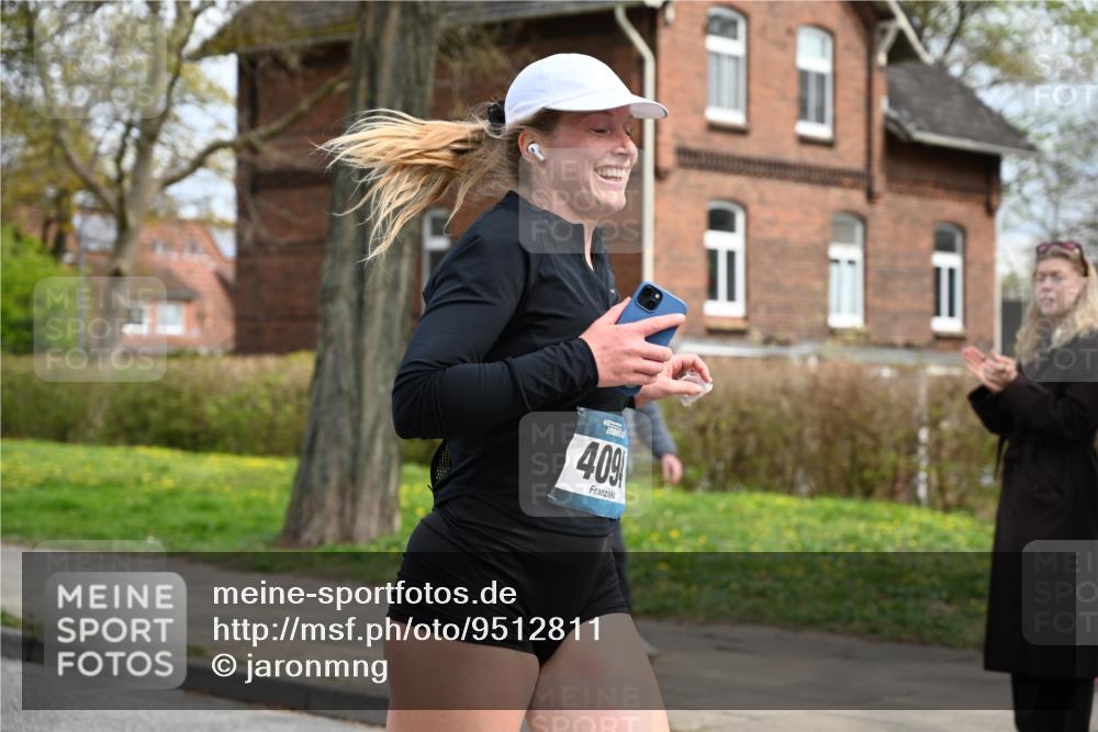 12.04.2026 - 45. Internationalen Wilhelmsburger Insellauf J. Mangold http://msf.ph/oto/9512811 12.04.2026 13:07:05 Ziel 3292, 5510, 4885, 4514, 4138, 4764, 4665, 5713, 5194, 5069, 5076, 4723, 4724, 2943, 4722, 5202, 4094, 3672, 5497, 5499, 5461, 3242, 5078, 2925, 5226, 2745, 5028, 5148, 3641, 3641, 5426, 5216, 5431, 5425, 5735, 5401, 2728, 2478, 2477 meine-sportfotos.de