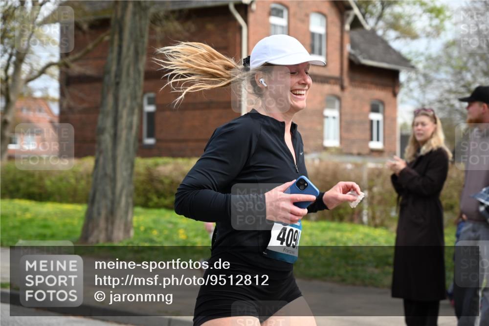 12.04.2026 - 45. Internationalen Wilhelmsburger Insellauf J. Mangold http://msf.ph/oto/9512812 12.04.2026 13:07:05 Ziel 3292, 5510, 4885, 4514, 4138, 4764, 4665, 5713, 5194, 5069, 5076, 4723, 4724, 2943, 4722, 5202, 4094, 3672, 5497, 5499, 5461, 3242, 5078, 2925, 5226, 2745, 5028, 5148, 3641, 3641, 5426, 5216, 5431, 5425, 5735, 5401, 2728, 2478, 2477 meine-sportfotos.de