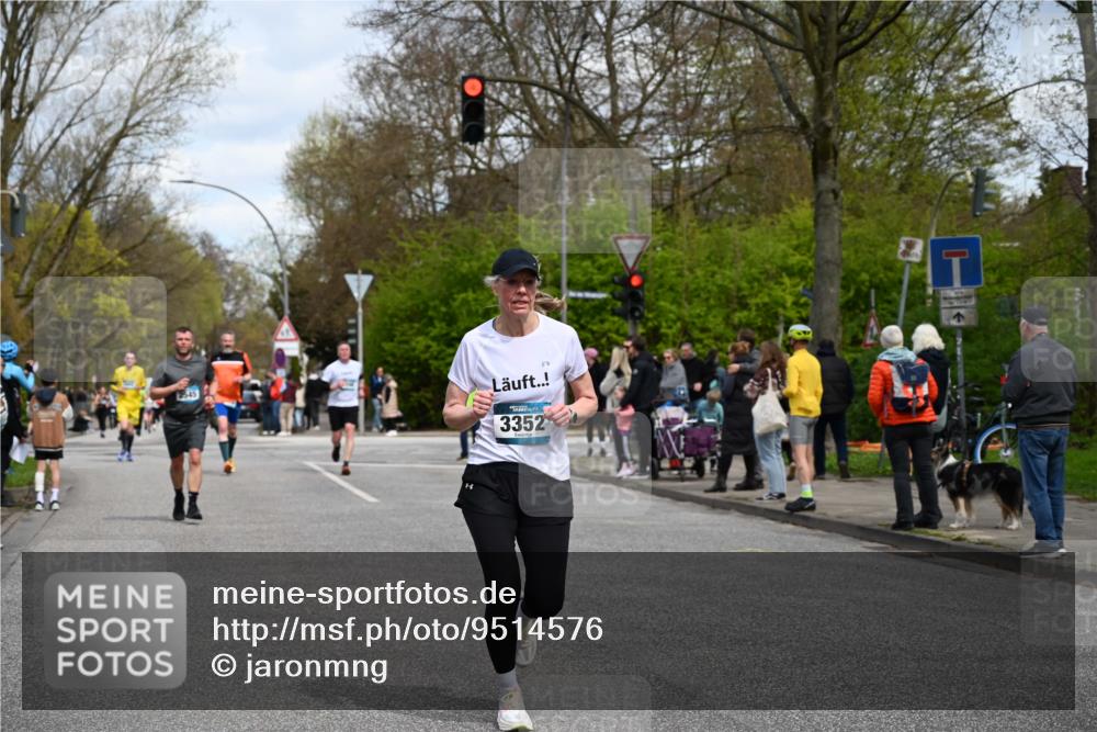 12.04.2026 - 45. Internationalen Wilhelmsburger Insellauf J. Mangold http://msf.ph/oto/9514576 12.04.2026 13:12:12 Ziel 2024, 4328, 4276, 5031, 4532, 2742, 5437, 4847, 4846, 4850, 4550, 3914, 2545, 3352, 3348, 5750, 5855, 2280, 3441, 5674, 4841, 2275, 4671, 4627, 4628, 3638, 4385 meine-sportfotos.de