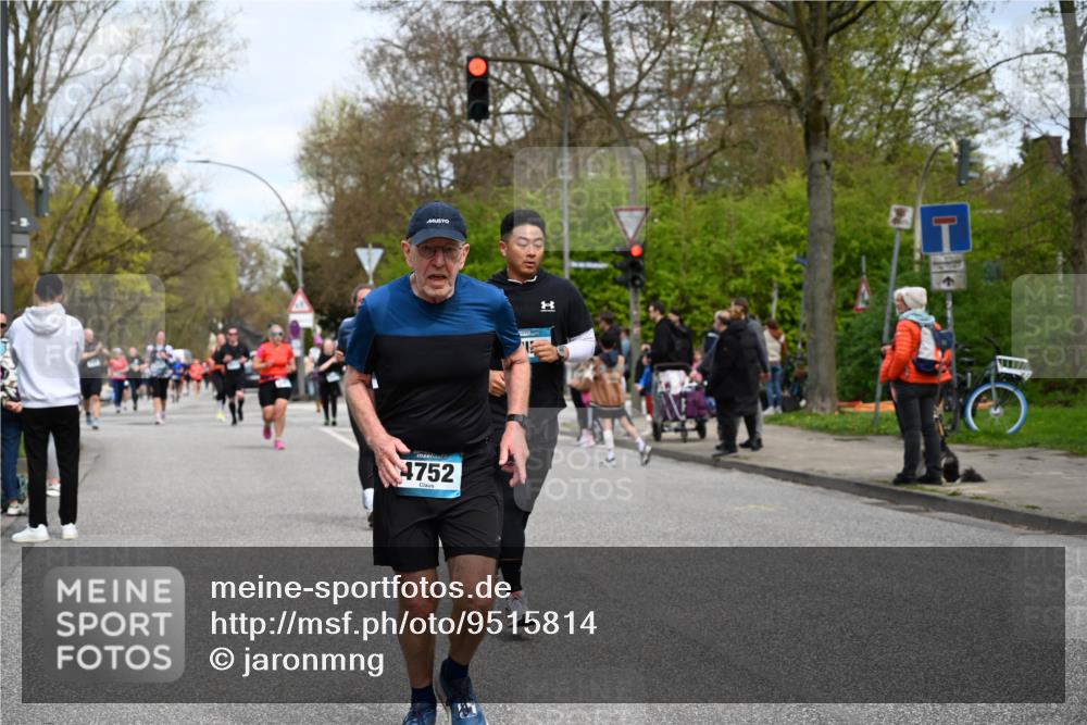 12.04.2026 - 45. Internationalen Wilhelmsburger Insellauf J. Mangold http://msf.ph/oto/9515814 12.04.2026 13:16:33 Ziel 3897, 3245, 4849, 3195, 5275, 5269, 4820, 4926, 3656, 4312, 5404, 3704, 3846, 2316, 5487, 3040, 4752, 4752, 3886, 3097, 2942, 3575, 2670, 3061 meine-sportfotos.de